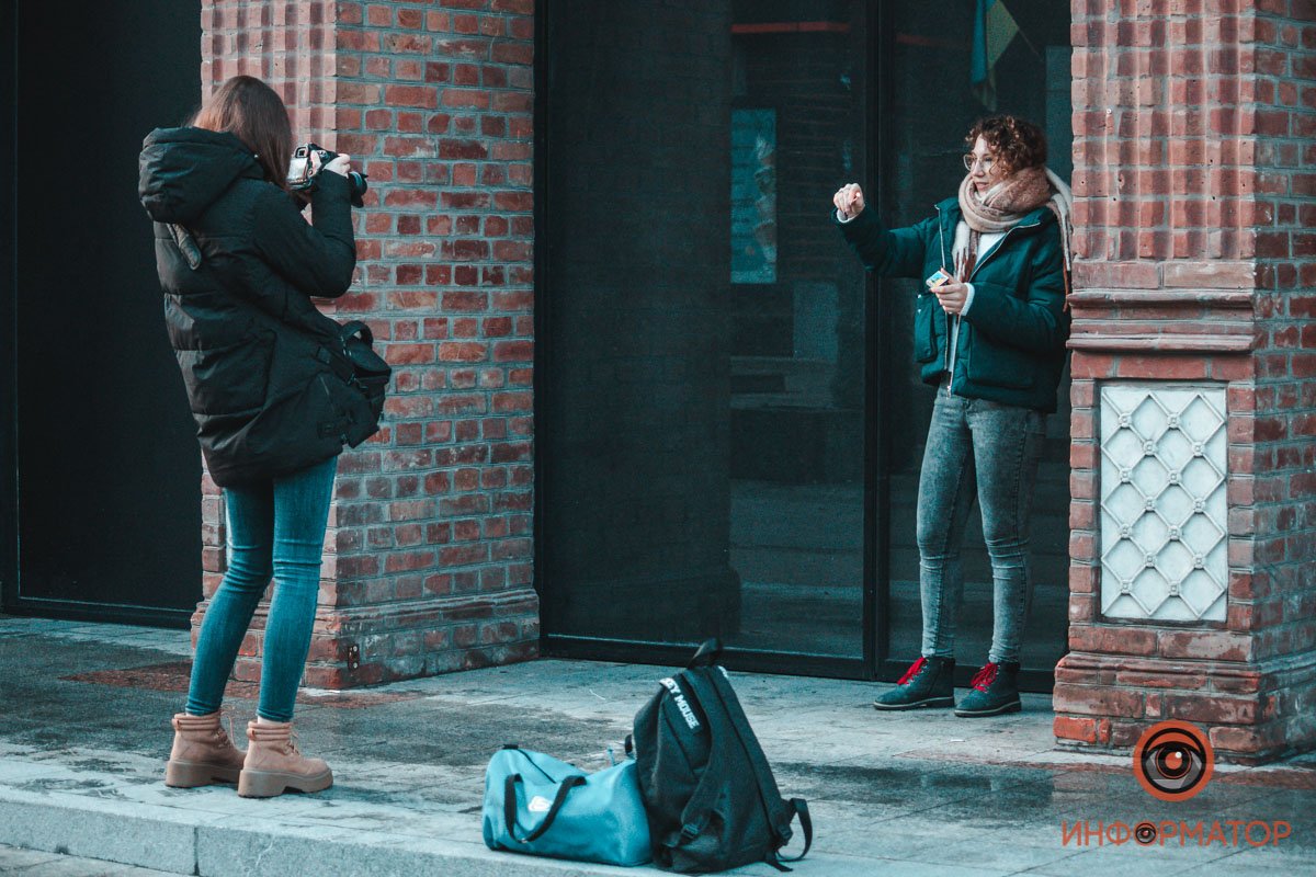 А откуда вылетит птичка?