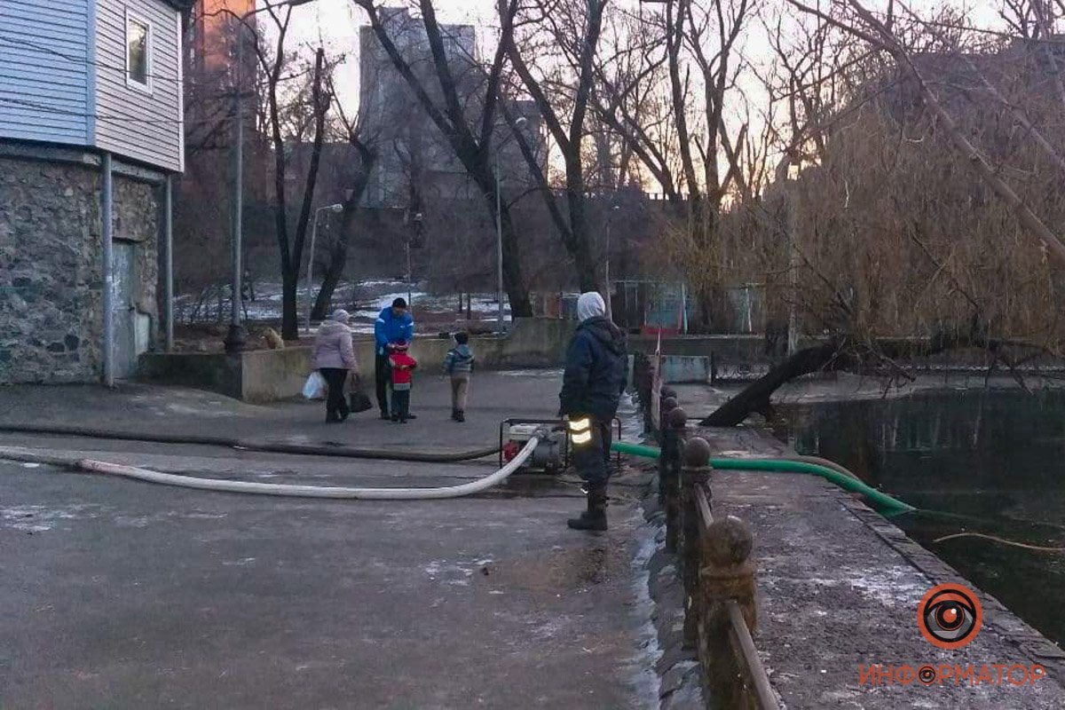 Воду откачивают двумя насосами