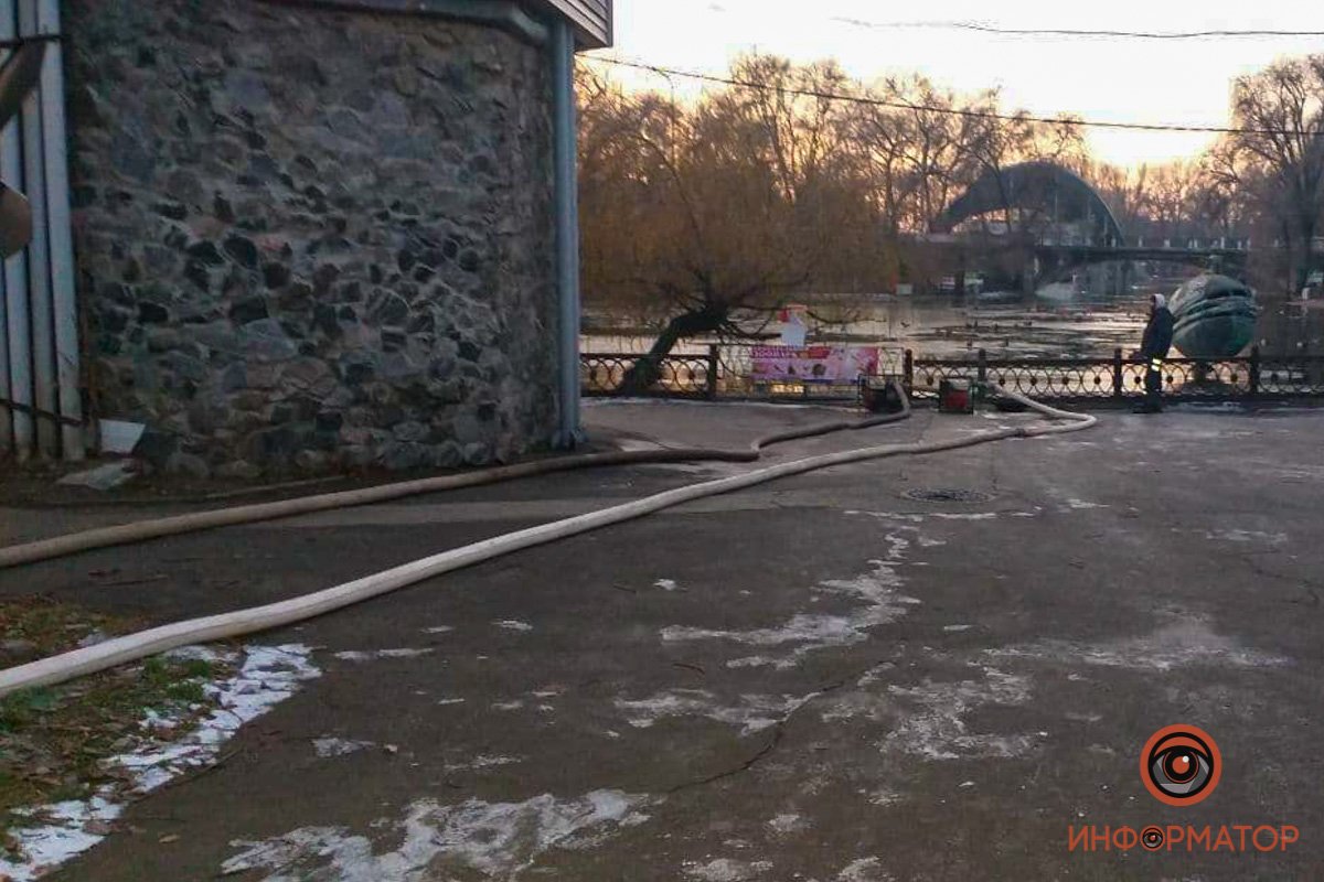 Воду откачивают в канализацию