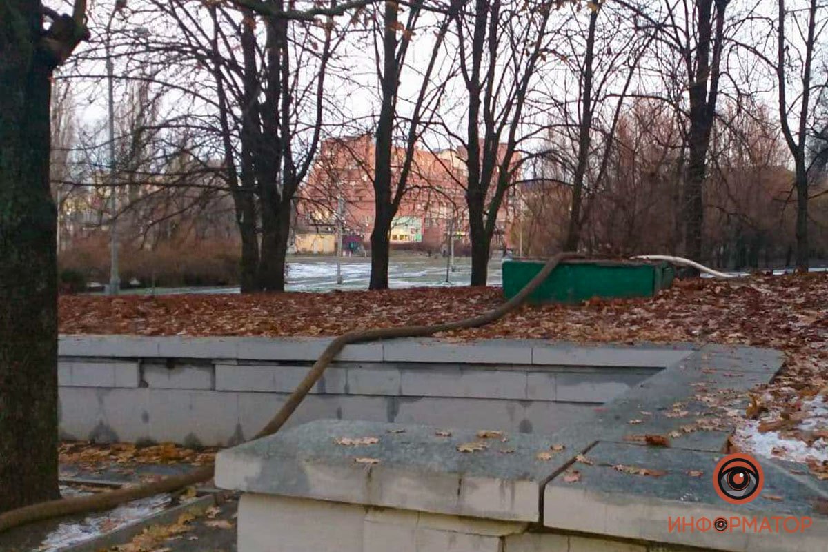 До ступеней, ведущих в сквер Героев