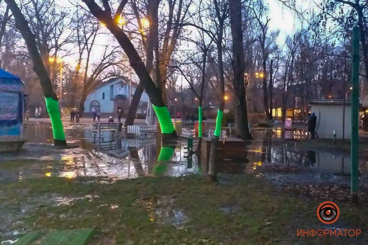 Людям приходится обходить затопленную часть