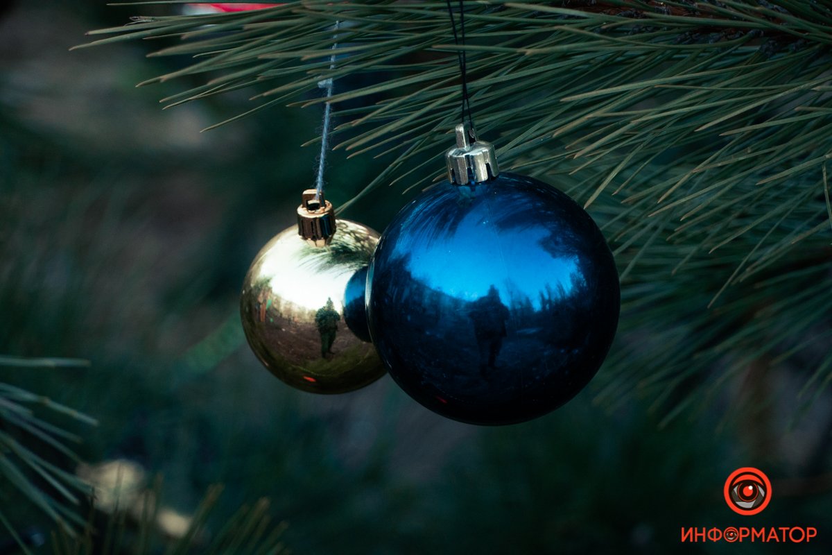 Местные жители установили и украсили ее самостоятельно Местные жители установили и украсили ее самостоятельно