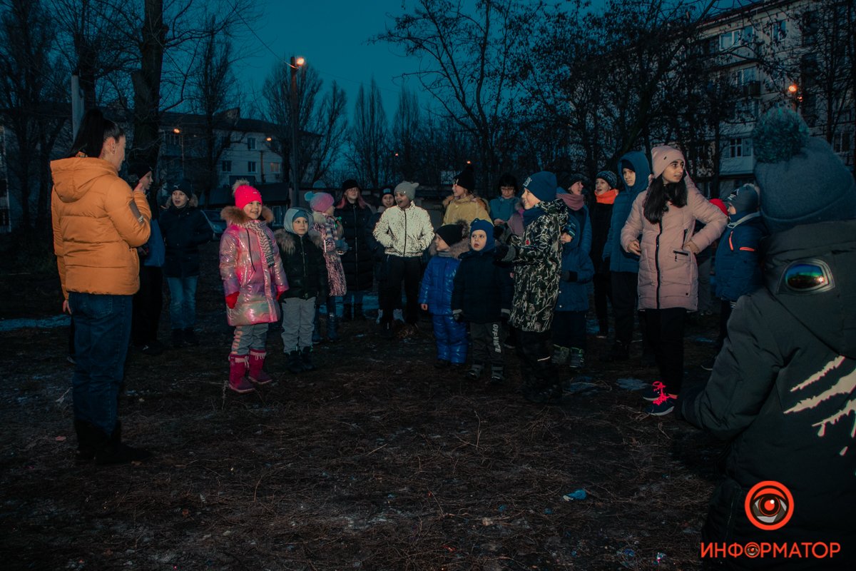 На открытие елочки собралось несколько десятков детей На открытие елочки собралось несколько десятков детей
