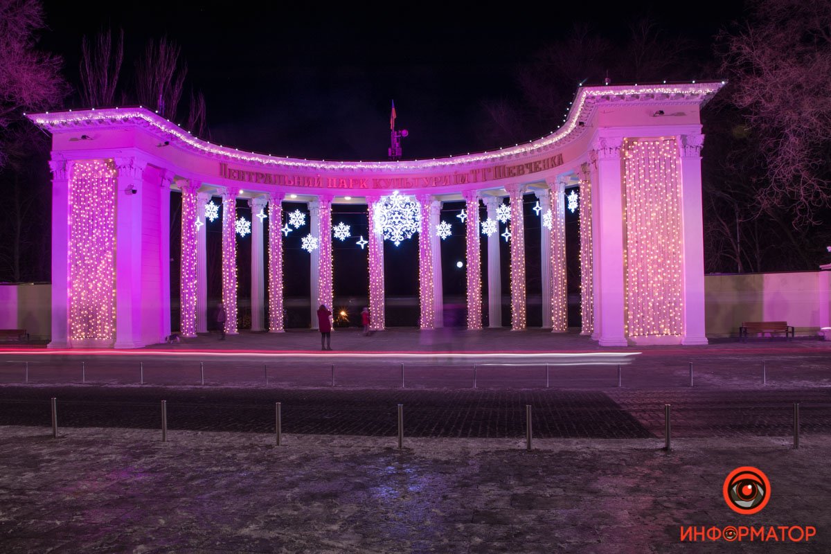 Подсветили и колоннаду парка Шевченко
