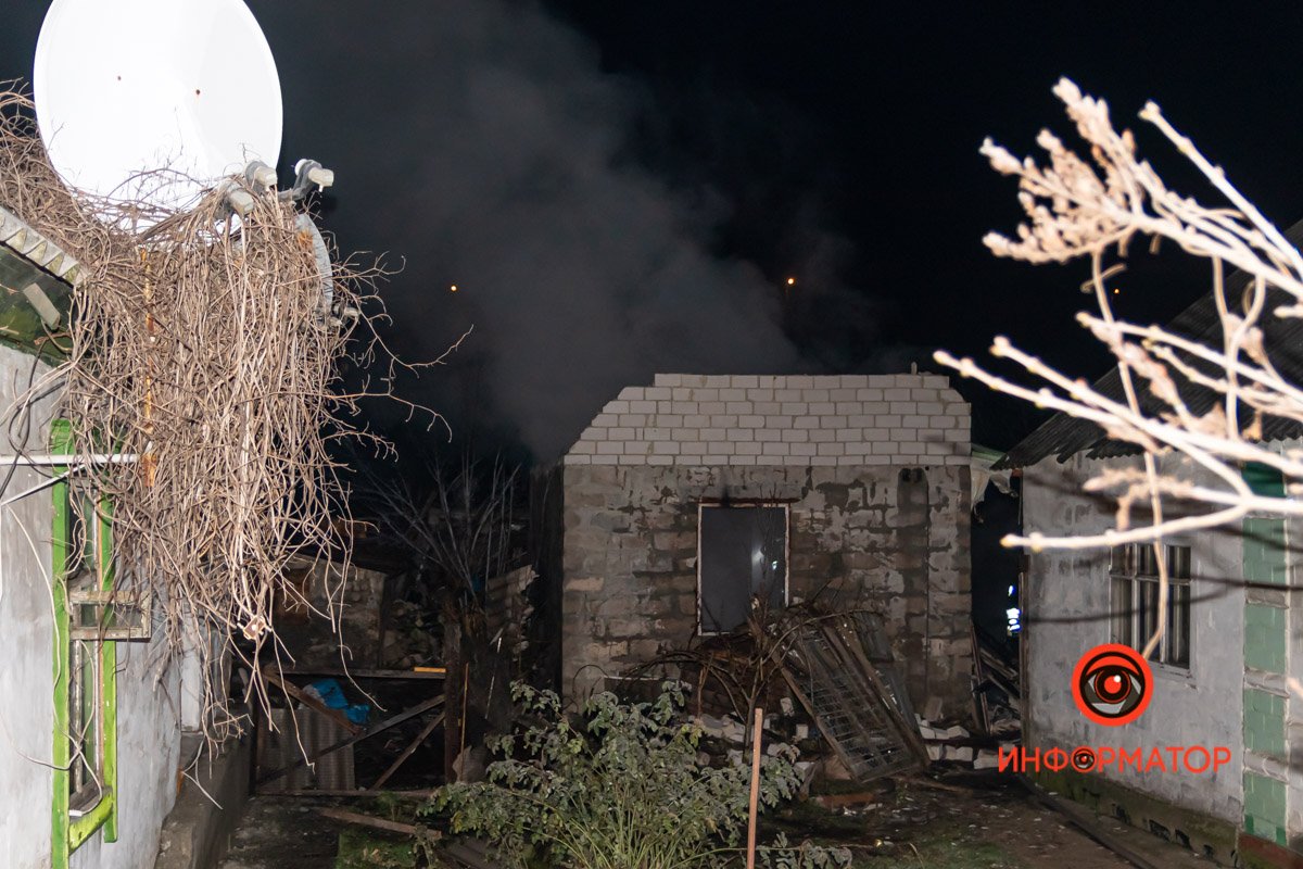 Горел сарай во дворе частного дома Горел сарай во дворе частного дома