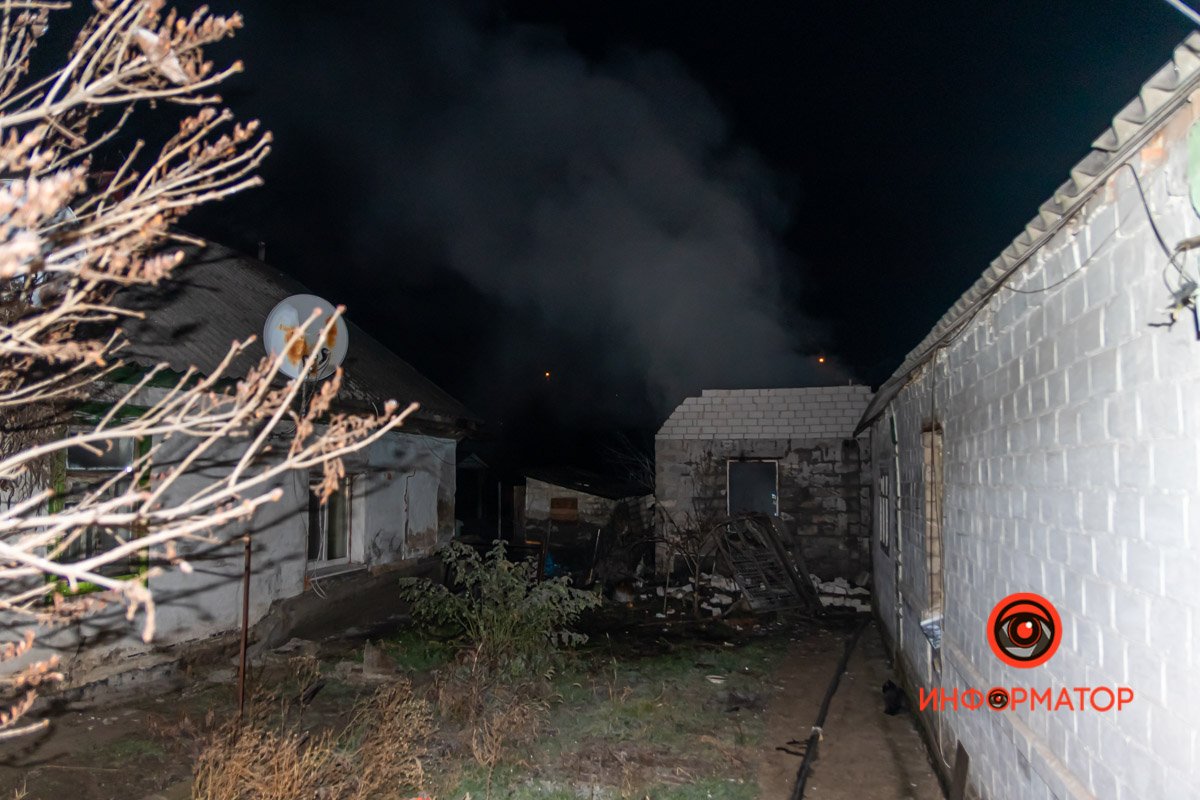 Соседи увидели дым над крышей и вызвали спасателей Соседи увидели дым над крышей и вызвали спасателей