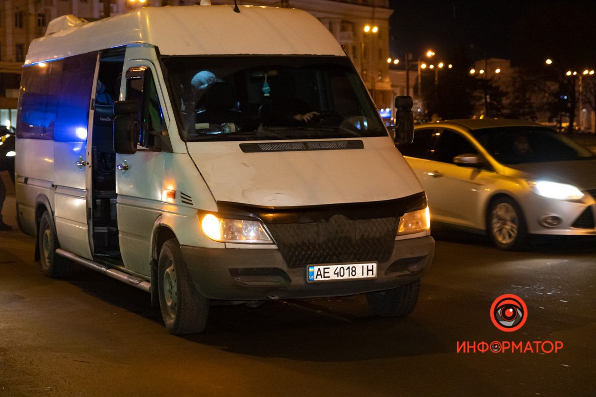 Предварительно, маршрутка предназначалась для частных рейсов - везла людей на работу Предварительно, маршрутка предназначалась для частных рейсов - везла людей на работу