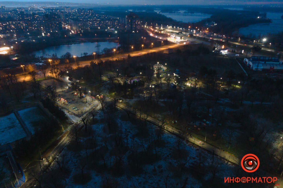 Сейчас парк освещен Сейчас парк освещен