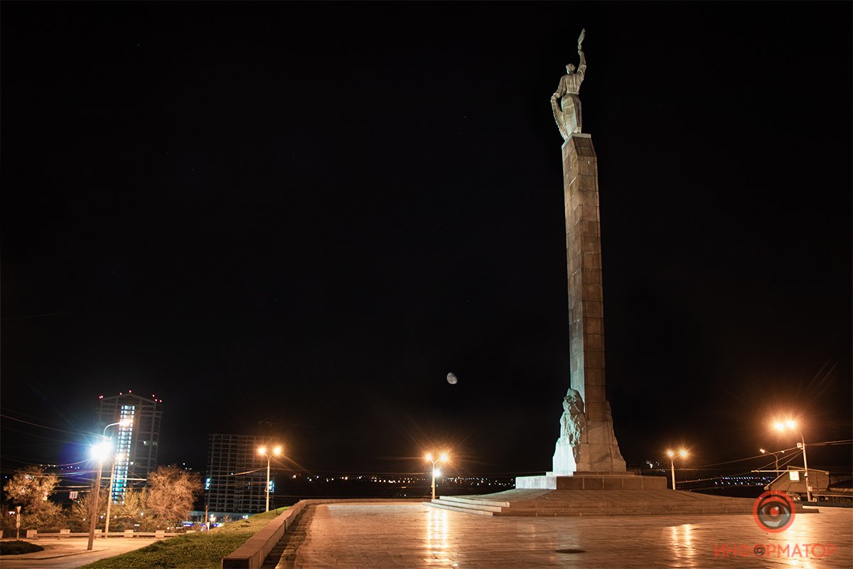 Убывающая Луна у памятника Славы Убывающая Луна у памятника Славы