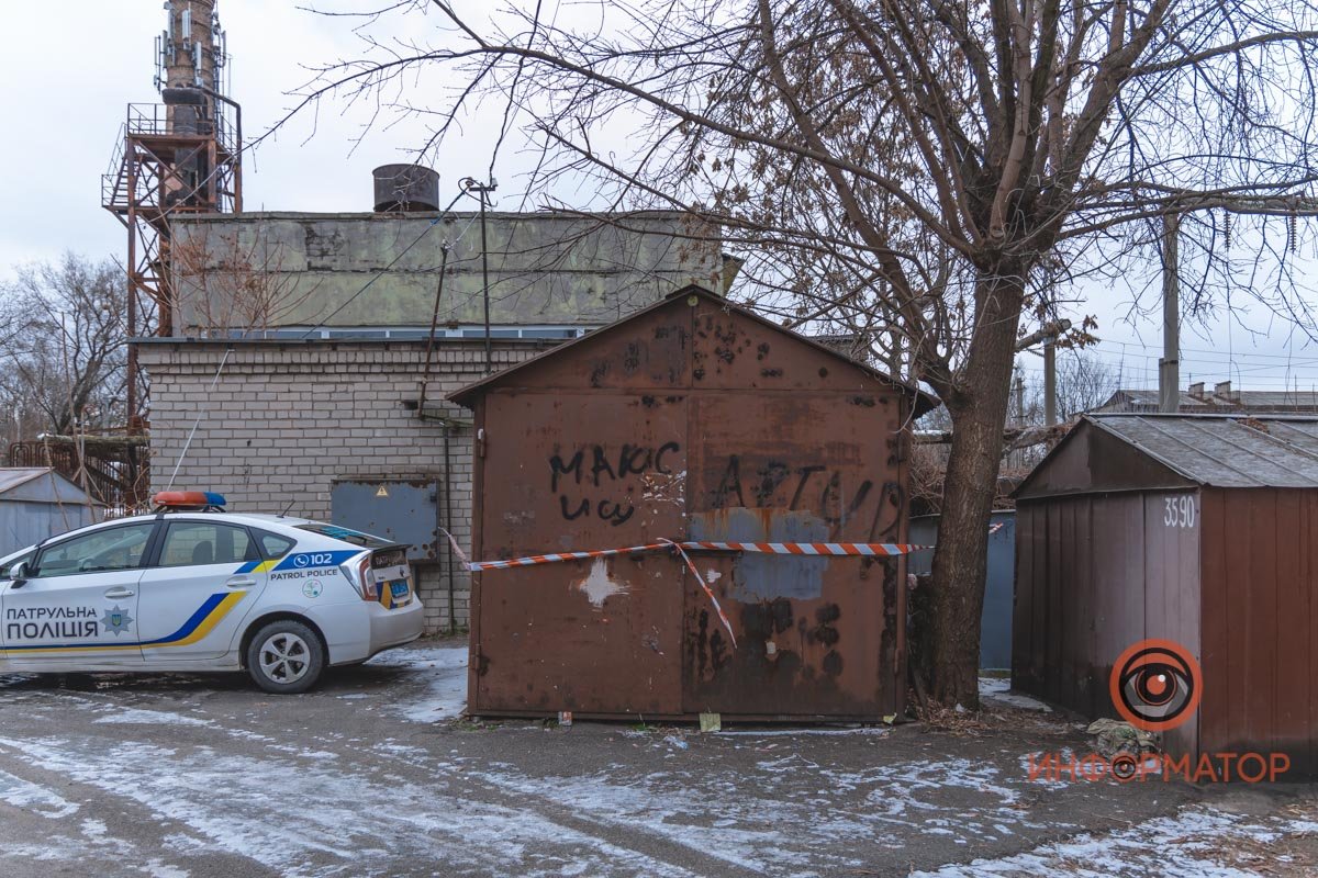 Мужчина лежал на земле между гаражом и электрощитовой Мужчина лежал на земле между гаражом и электрощитовой