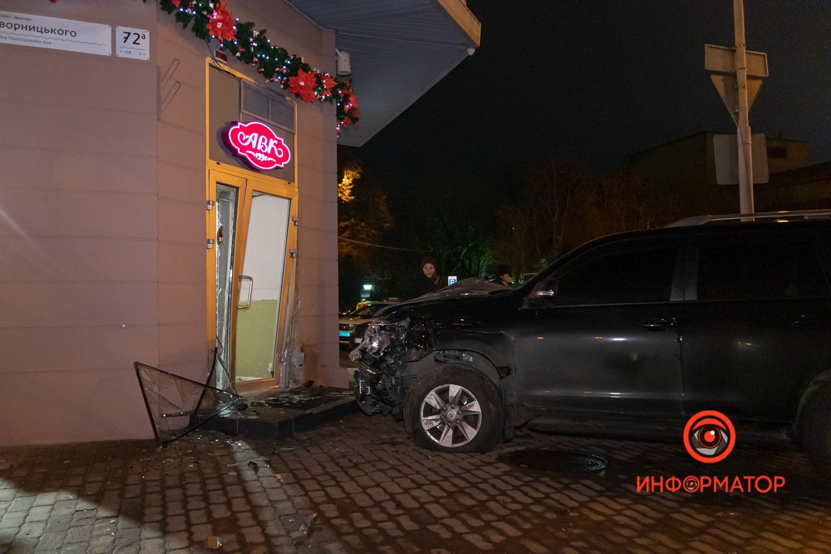 Авария произошла на пересечении проспекта Яворницкого и улицы Половицкой Авария произошла на пересечении проспекта Яворницкого и улицы Половицкой