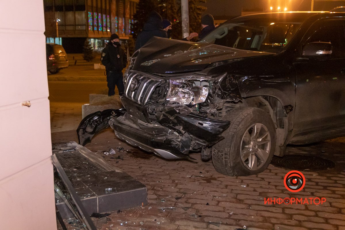 Машина разбила двери заведения Машина разбила двери заведения