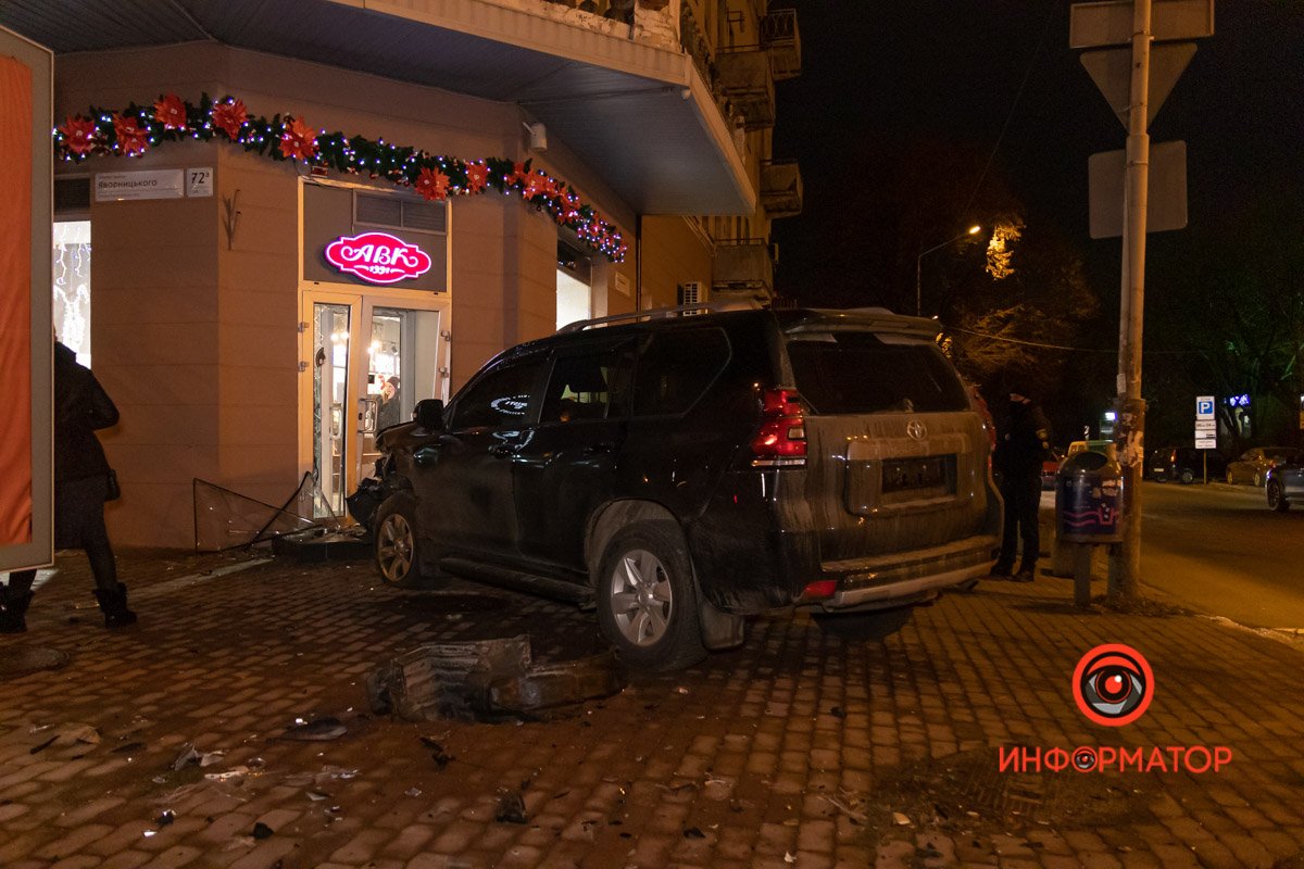 Предварительно, Toyota ехала по проспекту Яворницкого, а Mazda - по Половицкой в сторону Набережной Предварительно, Toyota ехала по проспекту Яворницкого, а Mazda - по Половицкой в сторону Набережной