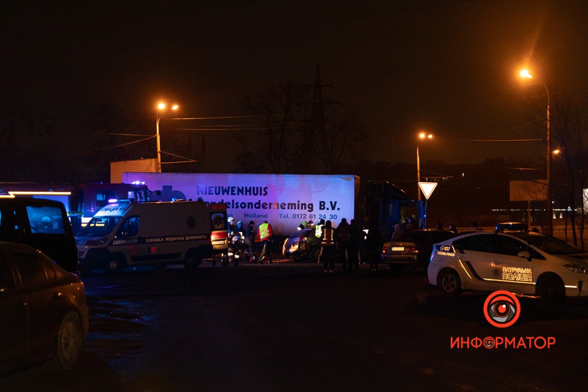 Авария произошла на Запорожском шоссе недалеко от пересечения с проспектом Труда Авария произошла на Запорожском шоссе недалеко от пересечения с проспектом Труда