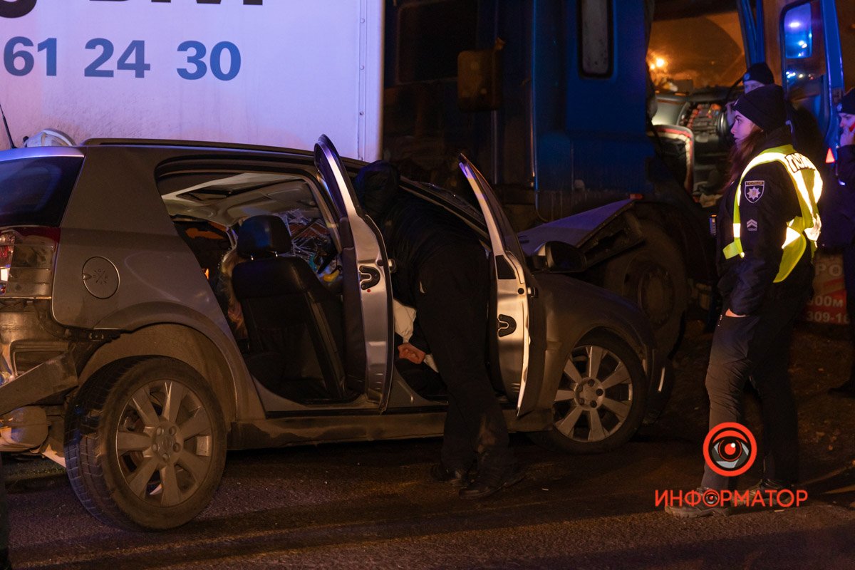 Предварительно, фура поворачивала на проспект Труда с Запорожского шоссе Предварительно, фура поворачивала на проспект Труда с Запорожского шоссе
