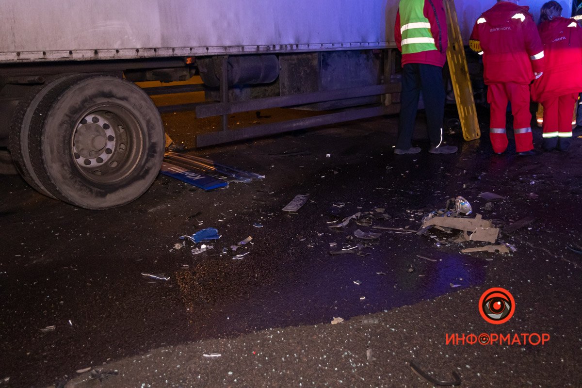 На проезжей части множество осколков На проезжей части множество осколков