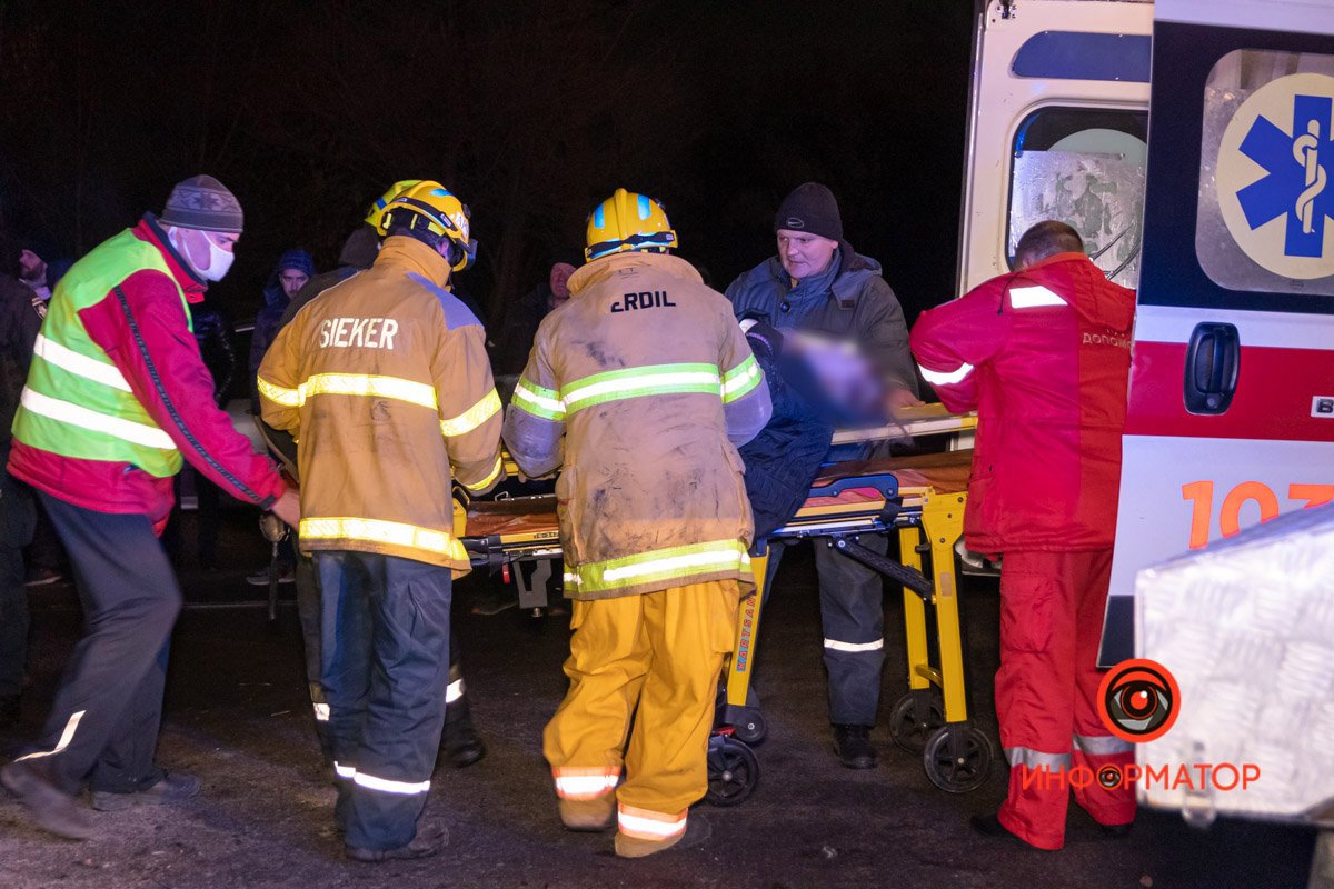 Спасатели достали водителя и передали пострадавшую медикам Спасатели достали водителя и передали пострадавшую медикам