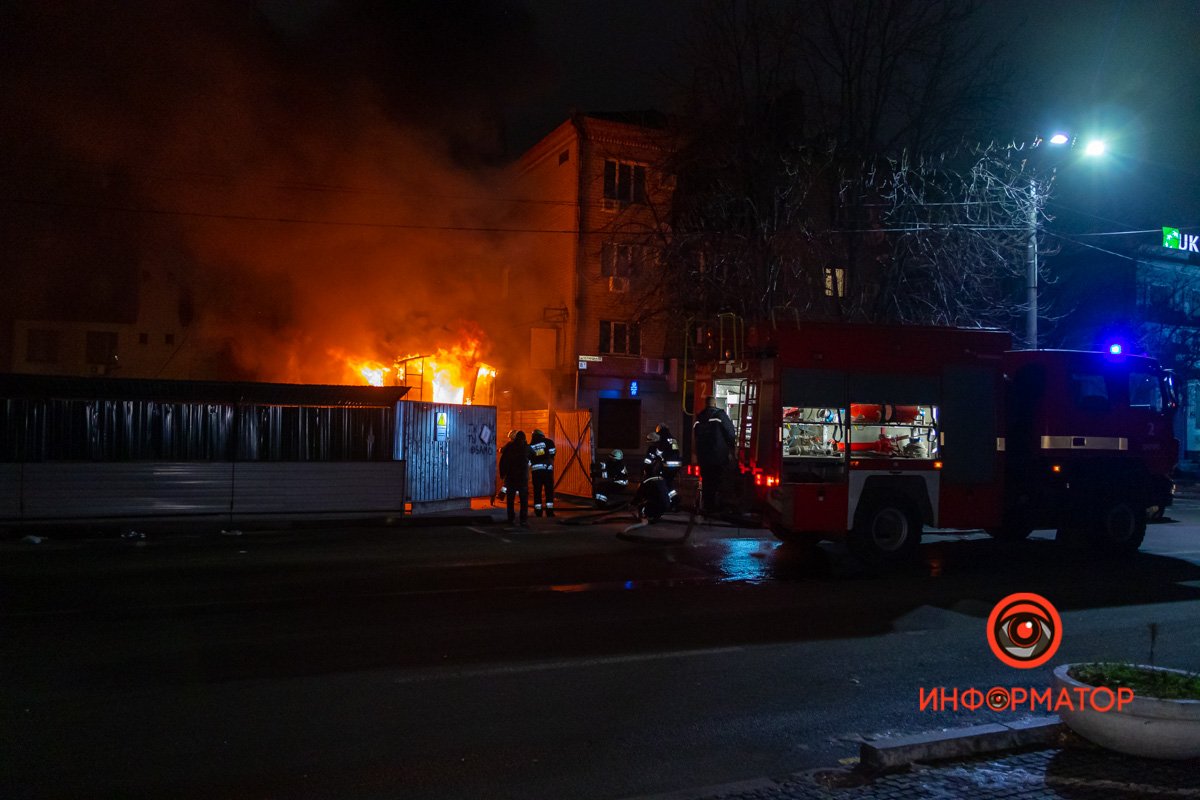 Стройку окутал плотный дым Стройку окутал плотный дым