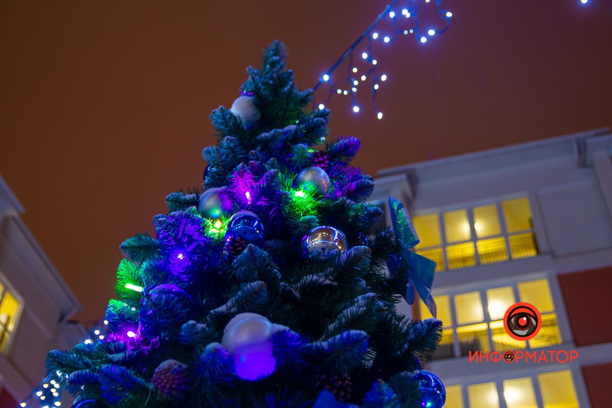 В ЖК "Олимпийский" по улице Гетманской жильцы украсили двор и установили яркую инсталляцию В ЖК "Олимпийский" по улице Гетманской жильцы украсили двор и установили яркую инсталляцию