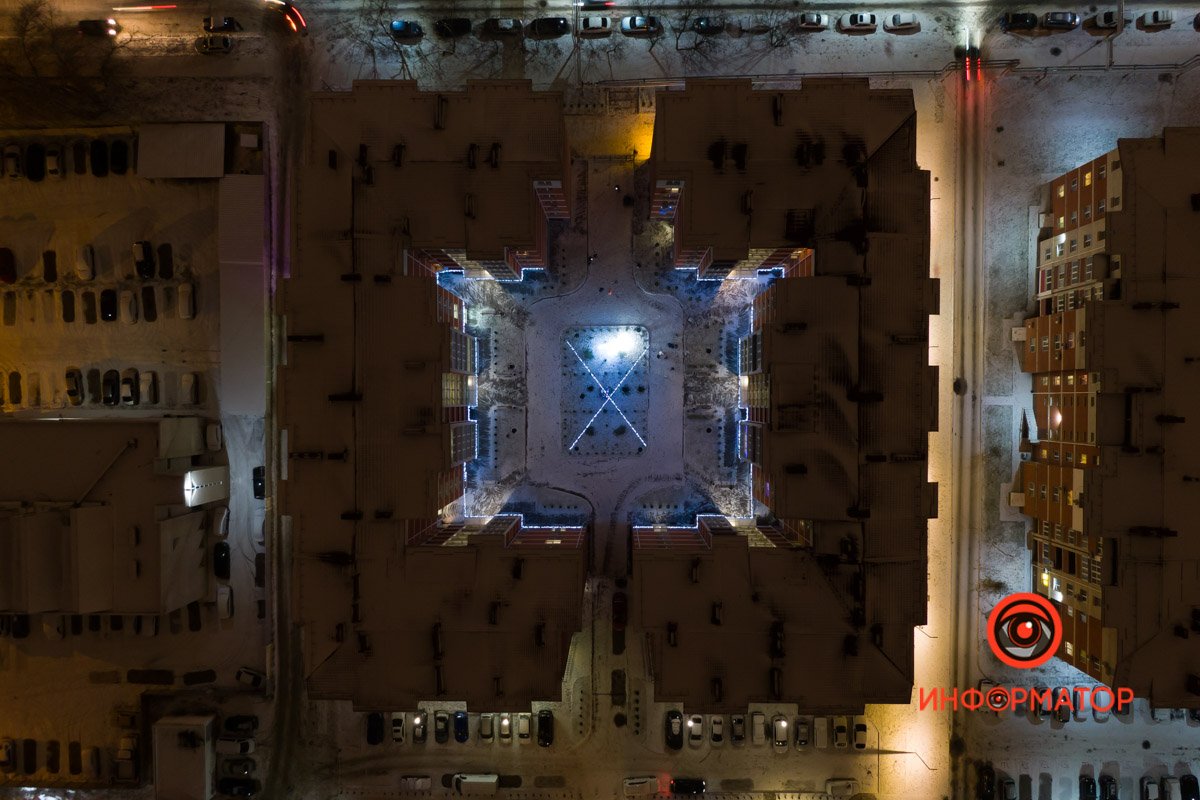 Пусть темнеет рано, но свет лампочек отражается на снеге и блестит на нем так, что озаряет пространство дополнительной иллюминацией Пусть темнеет рано, но свет лампочек отражается на снеге и блестит на нем так, что озаряет пространство дополнительной иллюминацией