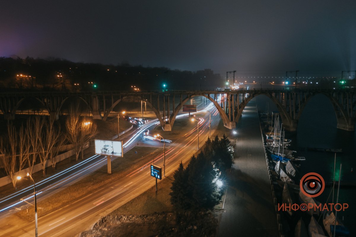 Сумерки и свет фонарей создают атмосферу нуара и невольно напоминают о Готэм-Сити Сумерки и свет фонарей создают атмосферу нуара и невольно напоминают о Готэм-Сити
