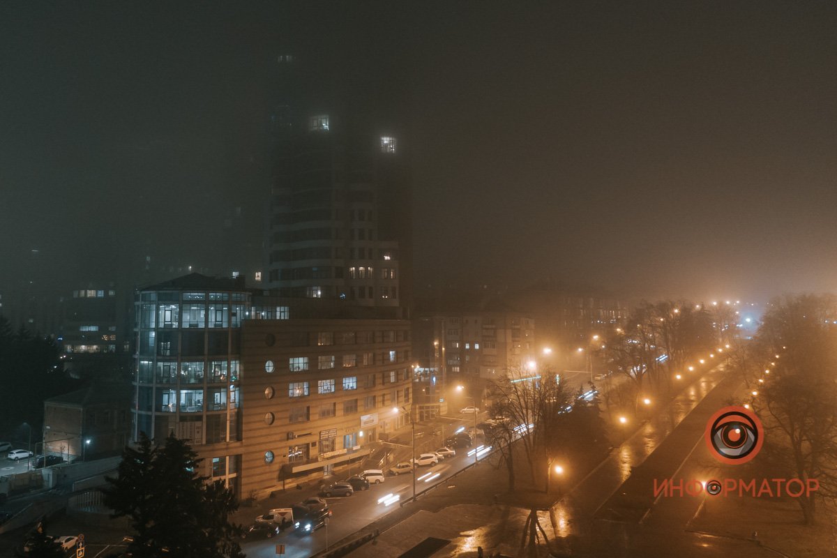 Тяжелый холодный воздух порывистым ветром норовит пробраться под одежду и напомнить о времени года Тяжелый холодный воздух порывистым ветром норовит пробраться под одежду и напомнить о времени года