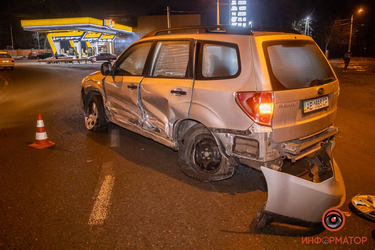 В Днепре на Лисиченко Honda врезалась в Subaru: машина отлетела в забор 1