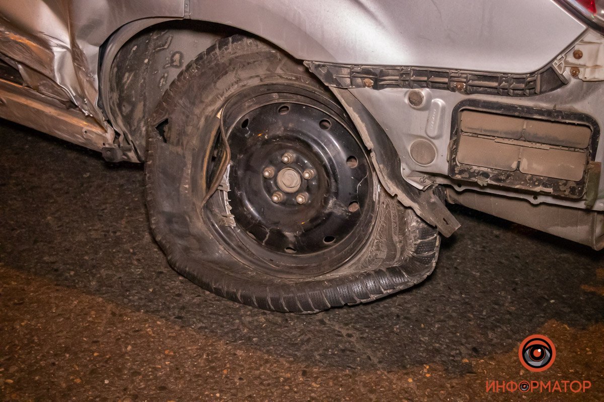 В Днепре на Лисиченко Honda врезалась в Subaru: машина отлетела в забор 2