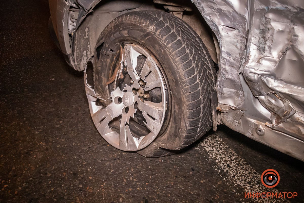 В Днепре на Лисиченко Honda врезалась в Subaru: машина отлетела в забор 3