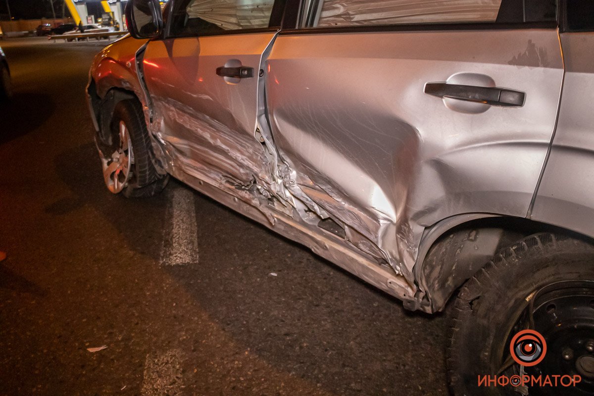 В Днепре на Лисиченко Honda врезалась в Subaru: машина отлетела в забор 4