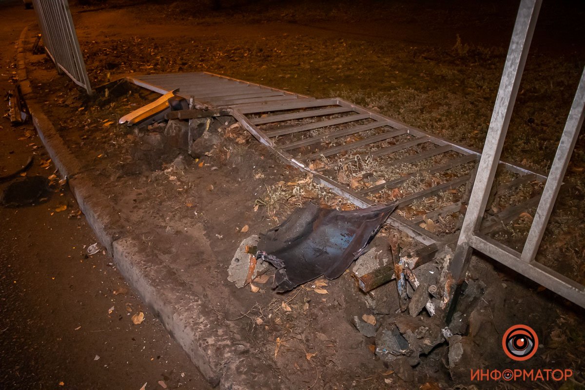 В Днепре на Лисиченко Honda врезалась в Subaru: машина отлетела в забор 5