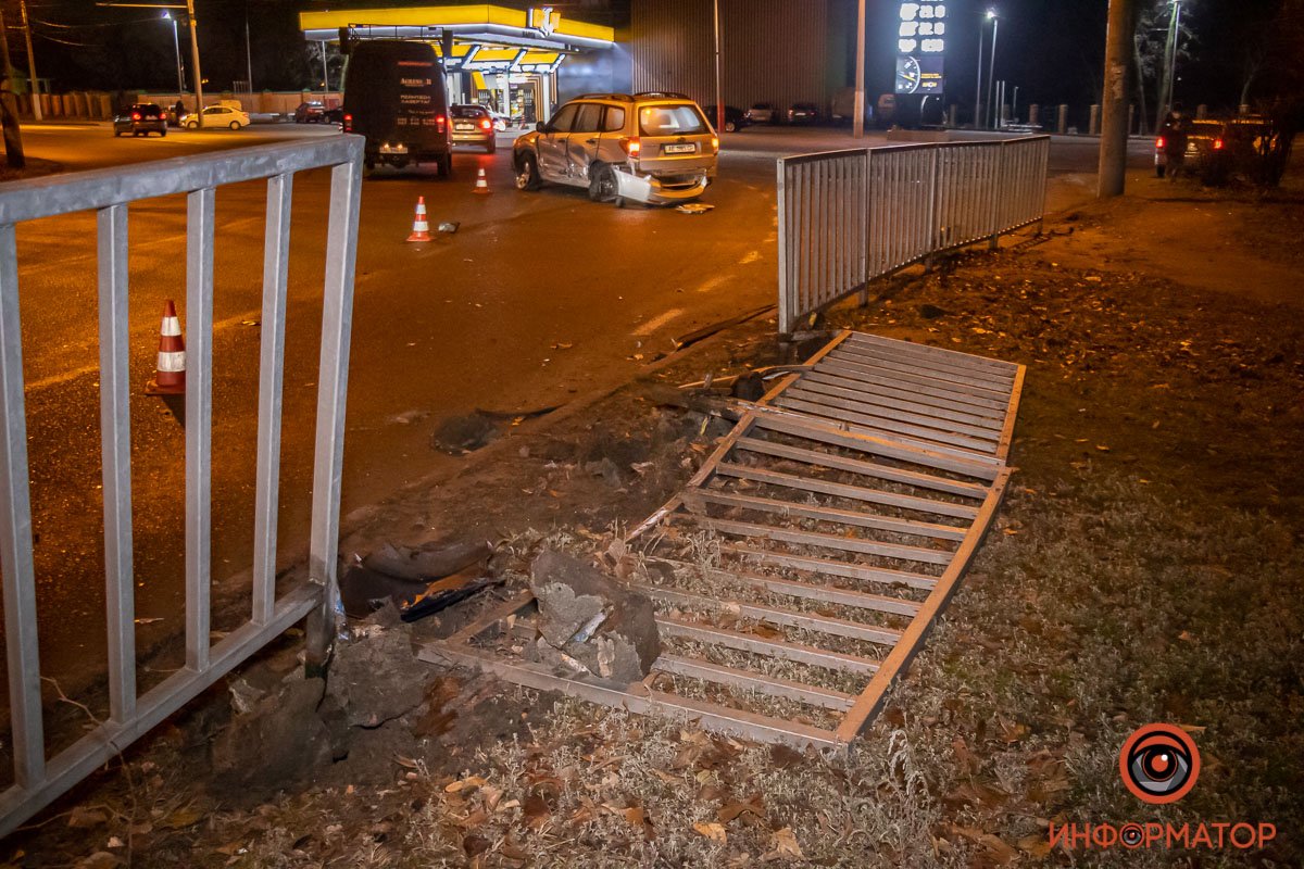 В Днепре на Лисиченко Honda врезалась в Subaru: машина отлетела в забор 6