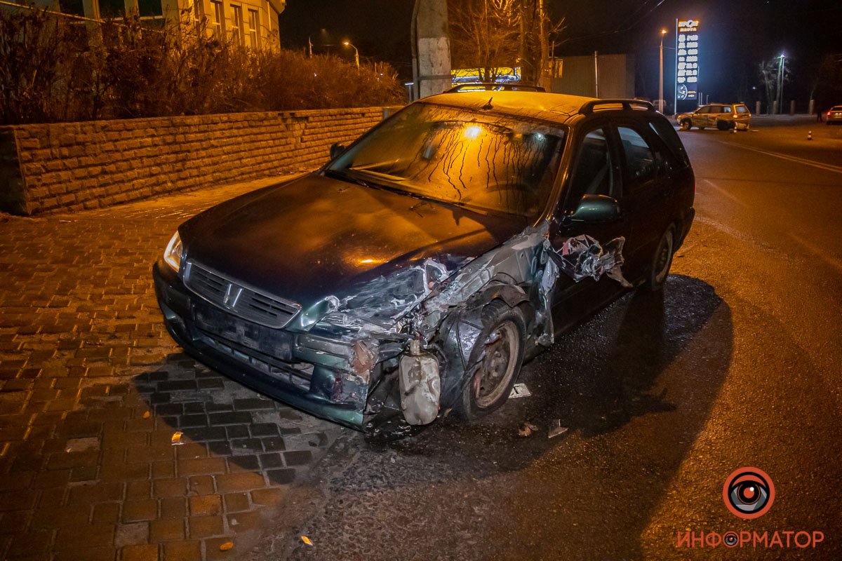 В Днепре на Лисиченко Honda врезалась в Subaru: машина отлетела в забор 7