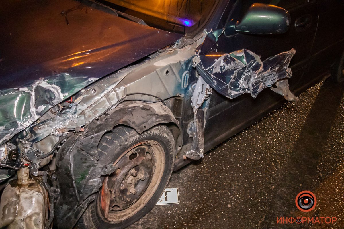 В Днепре на Лисиченко Honda врезалась в Subaru: машина отлетела в забор 8