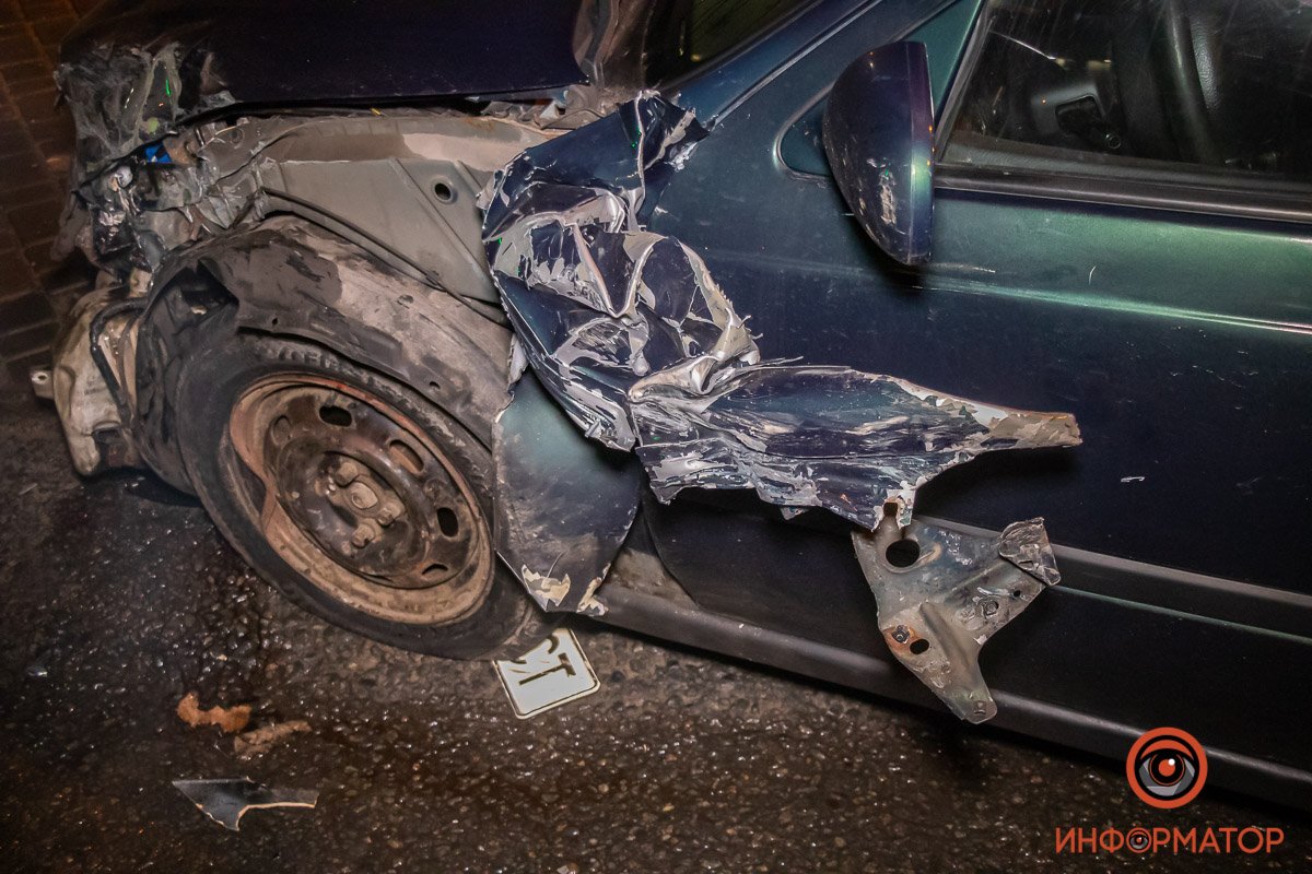 В Днепре на Лисиченко Honda врезалась в Subaru: машина отлетела в забор 9