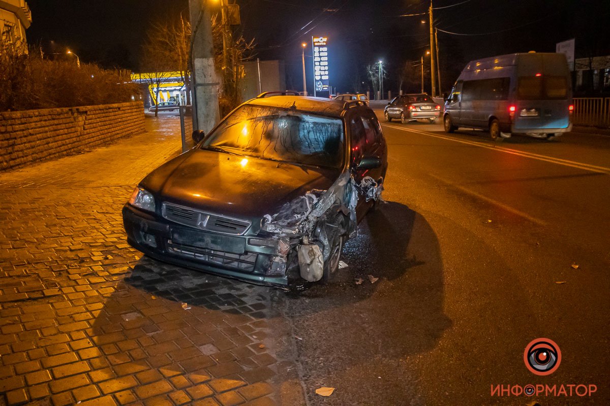 В Днепре на Лисиченко Honda врезалась в Subaru: машина отлетела в забор 10