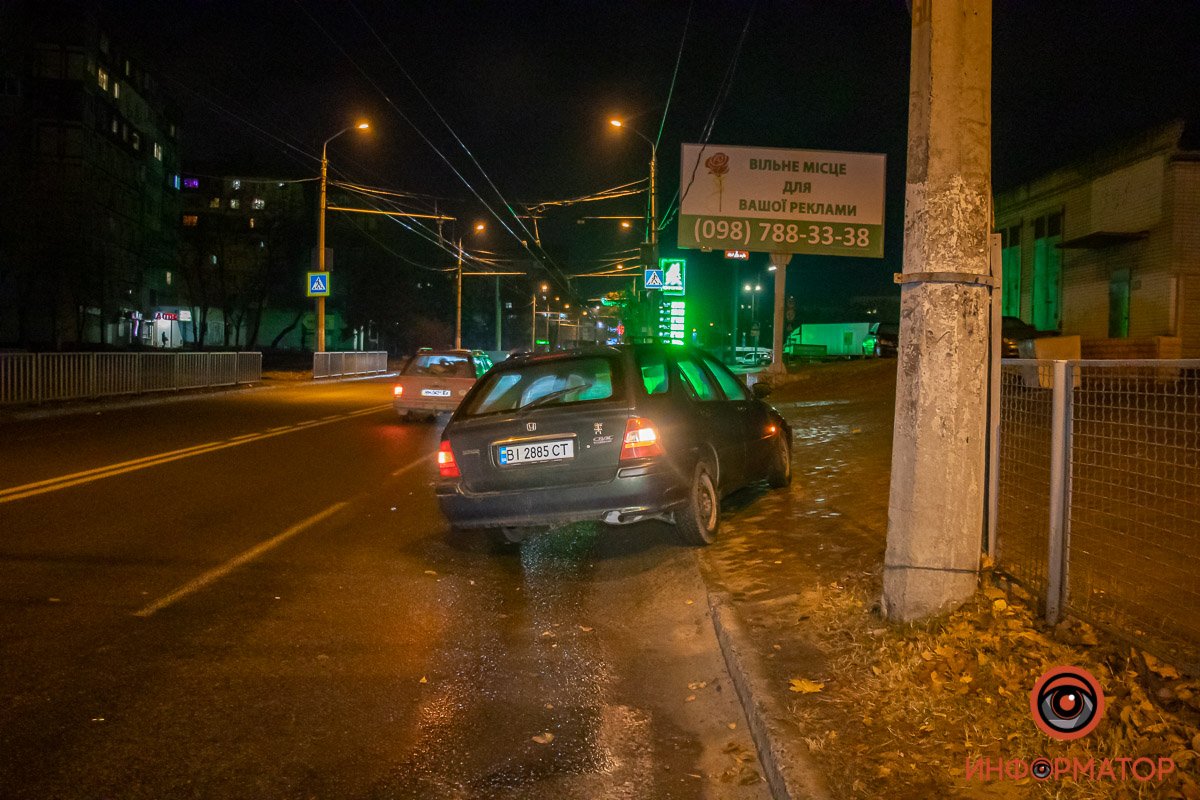 В Днепре на Лисиченко Honda врезалась в Subaru: машина отлетела в забор 11