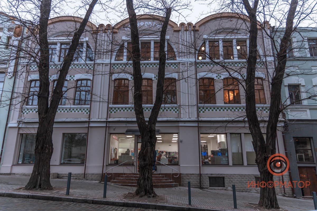 Он представлял собой многочисленные деревянные павильоны и лавки