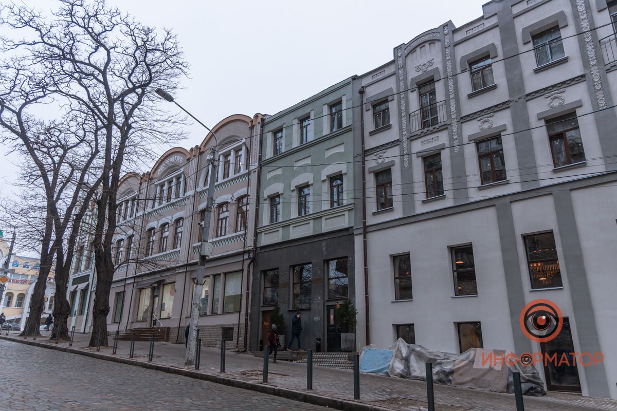 Он включал в себя 7 торговых рядов вокруг Троицкой церкви и каменный торговый ряд из 8 одноэтажных лавок