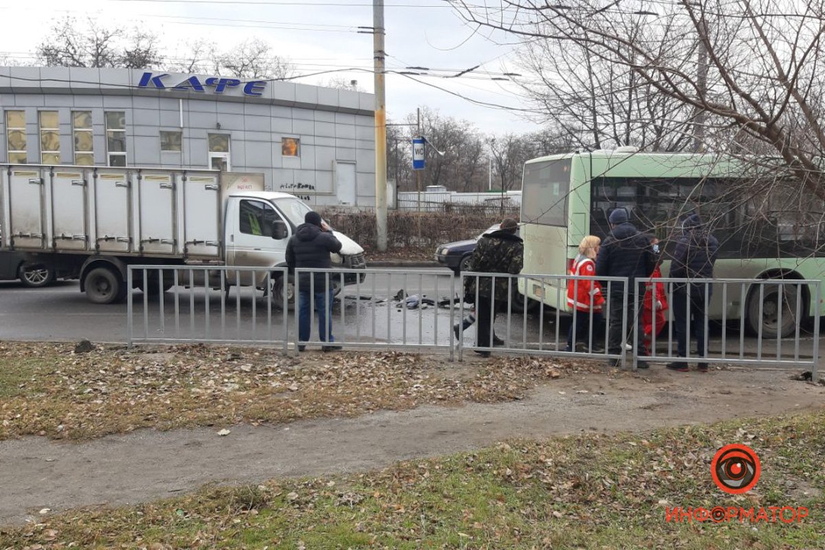 В Днепре на Лисиченко столкнулись Opel, Газель и автобус: есть пострадавшие 2