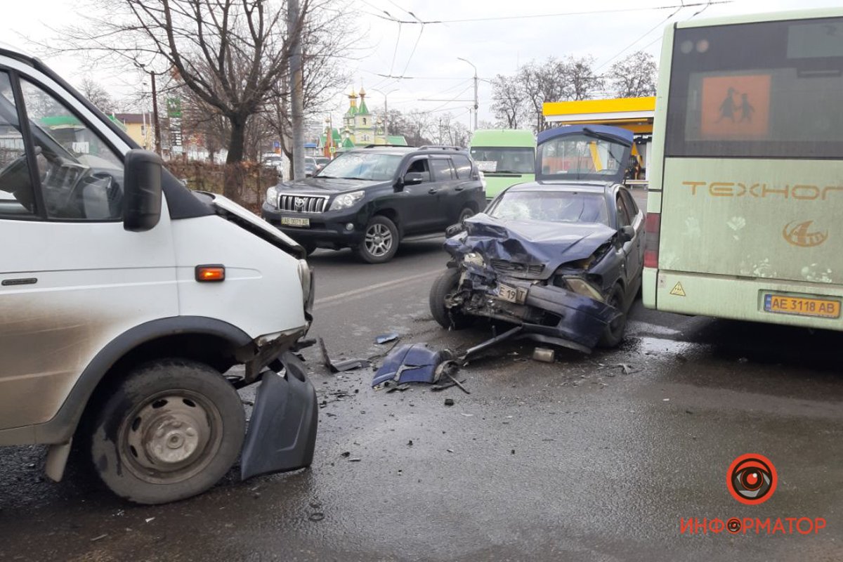 В Днепре на Лисиченко столкнулись Opel, Газель и автобус: есть пострадавшие 5