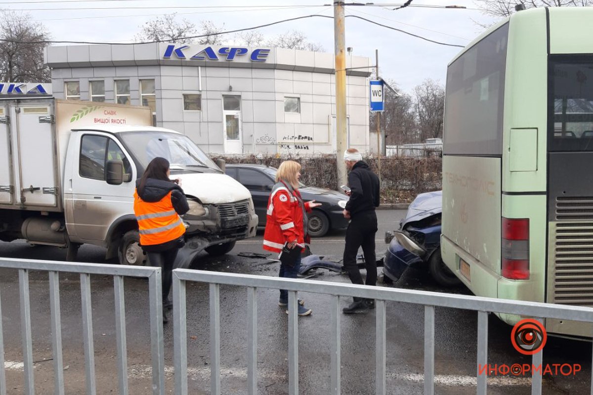 В Днепре на Лисиченко столкнулись Opel, Газель и автобус: есть пострадавшие 6