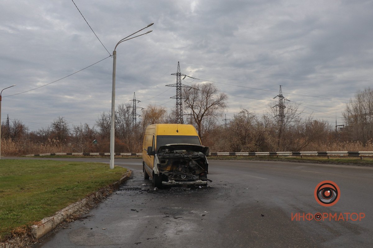 На заезде на Южный мост загорелся Mercedes Sprinter