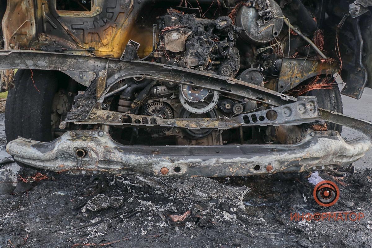 Проезжающие автомобилисты быстро отреагировали и поспешили на помощь со своими огнетушителями