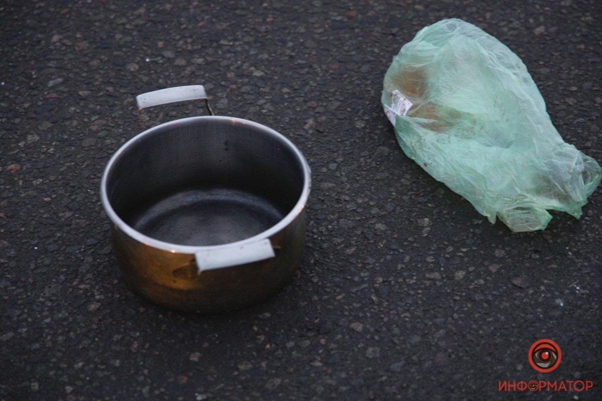 Бездомный переносил большие пакеты