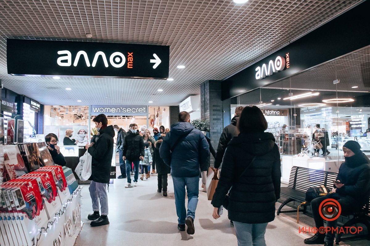 Купить любой ценой: в центре Днепра образовались пробки, парковки забиты, в магазинах очереди 1