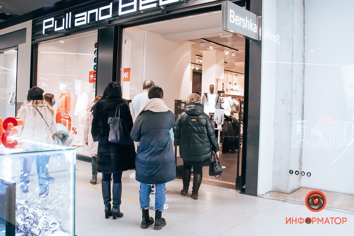 Купить любой ценой: в центре Днепра образовались пробки, парковки забиты, в магазинах очереди 3