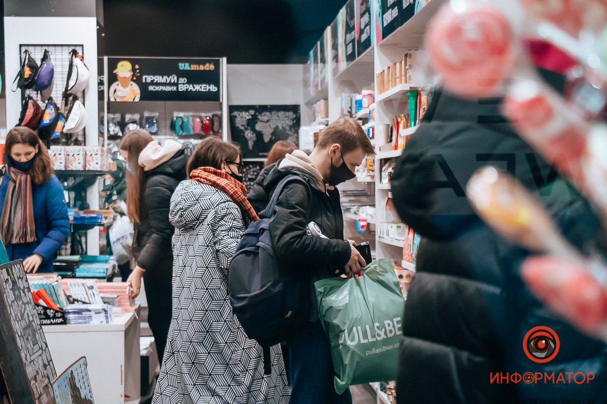Купить любой ценой: в центре Днепра образовались пробки, парковки забиты, в магазинах очереди 6