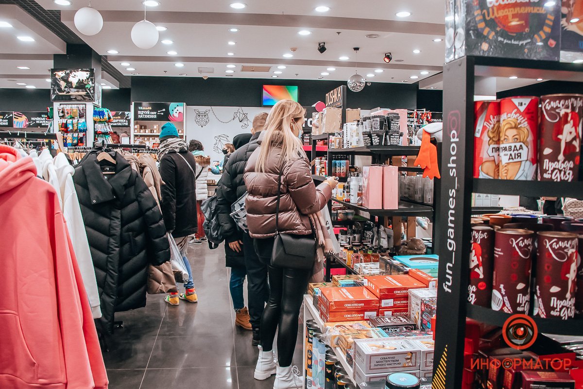 Купить любой ценой: в центре Днепра образовались пробки, парковки забиты, в магазинах очереди 7