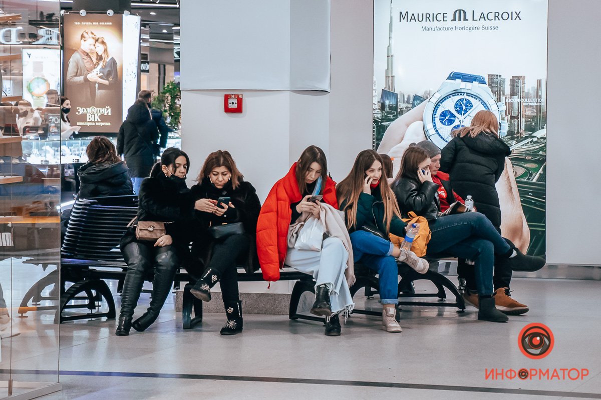 Купить любой ценой: в центре Днепра образовались пробки, парковки забиты, в магазинах очереди 8